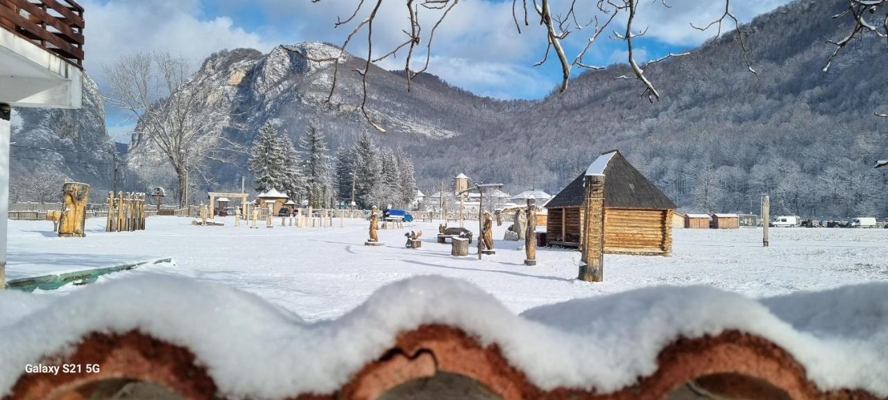 Pensiunea Miraj Polovragi Kültér fotó